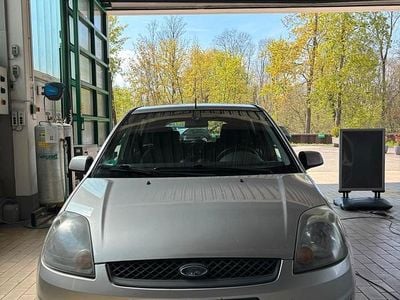 Gebraucht Ford Fiesta 69 PS (50 kW) 2007 Silber Kleinwagen