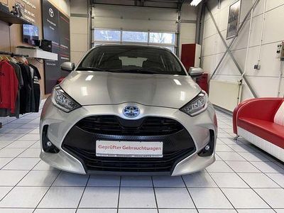 Shimmering silver metallic Gebraucht 2022 Toyota Yaris Hybrid Basis Limousine | 21.990 € (Etwas zu teuer)