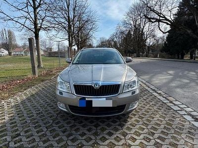 Gebraucht Skoda Octavia Elegance 140 PS (102 kW) 2011 Grau Kombi