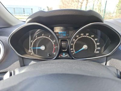 Gebraucht Ford Fiesta 101 PS (74 kW) 2015 Weiß Kleinwagen