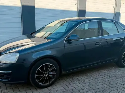 Gebraucht VW Jetta 105 PS (77 kW) 2006 Blau Limousine