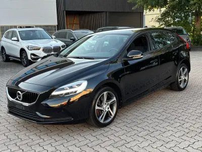 Gebraucht Volvo V40 Momentum 122 PS (89 kW) 2019 Schwarz Limousine