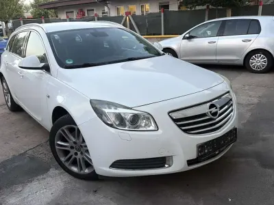 Gebraucht Opel Insignia Edition 179 PS (131 kW) 2009 Schneeweiss/summitwhite/arctic Kombi