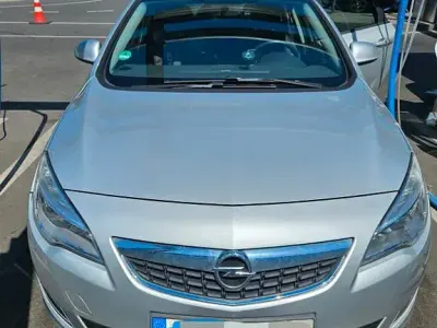 Gebraucht Opel Astra 101 PS (74 kW) 2012 Silber Limousine
