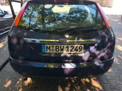 Begagnad Ford Focus Ghia 101 HK (74 kW) 2002 Blå Sedan