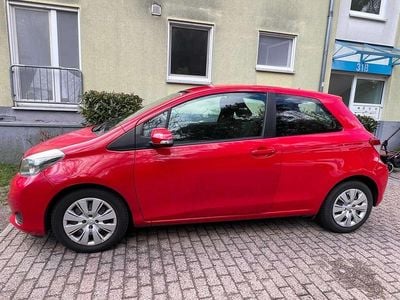 Gebraucht Toyota Yaris Life 69 PS (50 kW) 2012 Rot Kleinwagen