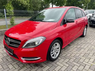 Gebraucht Mercedes B180 122 PS (89 kW) 2013 Jupiterrot  unilack Kleinwagen
