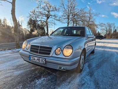 Silber Gebraucht 1996 Mercedes E200 Classic Limousine | 3.499 €
