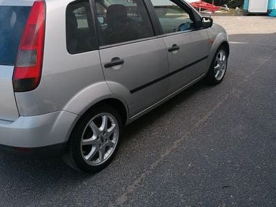 Gebraucht Ford Fiesta Trend 69 PS (50 kW) 2003 Silber Kleinwagen