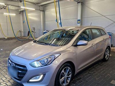 Gebraucht Hyundai i30 Select 101 PS (74 kW) 2017 Gold Kombi