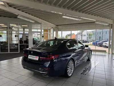 Gebraucht BMW 545e Luxury Line 394 PS (289 kW) 2021 Tansanitblau Limousine