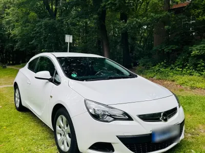 Gebraucht Opel Astra GTC 140 PS (102 kW) 2014 Weiß Coupé