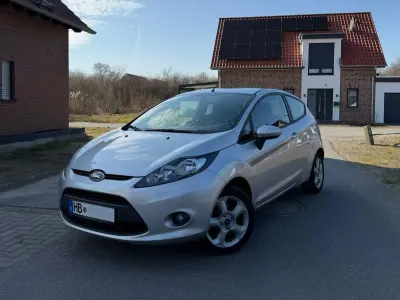 Gebraucht Ford Fiesta Ambiente 60 PS (44 kW) 2012 Silber Kleinwagen