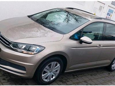 Gebraucht VW Touran 116 PS (85 kW) 2018 Gold Van / Kleinbus