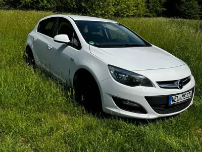 Używany Opel Astra 110 KM (80 kW) 2015 Biały Sedan/Limuzyna