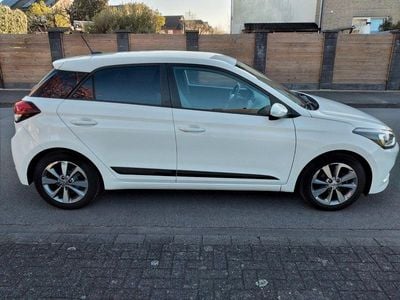 Gebraucht Hyundai i20 Classic 75 PS (55 kW) 2017 Weiß Kleinwagen