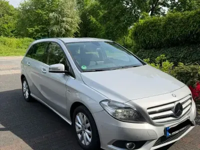 Używany Mercedes B180 AMG Edition 1 122 KM (89 kW) 2012 Srebrny Minivan
