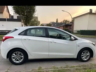 Gebraucht Hyundai i30 Edition 110 PS (80 kW) 2014 Weiß Limousine