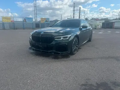 Gebraucht BMW 750 2016 Grün Limousine