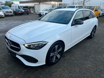 Gebraucht Mercedes C200 Avantgarde 163 PS (119 kW) 2022 Weiß Limousine
