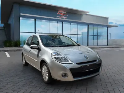 Używany Renault Clio III Dynamique 101 KM (74 kW) 2011 Srebrny Sedan/Limuzyna