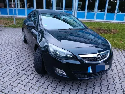 Gebraucht Opel Astra Edition 140 PS (102 kW) 2012 Schwarz Limousine