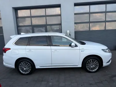 Used Mitsubishi Outlander P-HEV Plus 135 HP (99 kW) 2021 White SUV