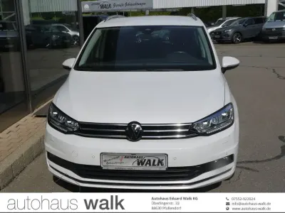 Gebraucht VW Touran Highline 150 PS (110 kW) 2023 Weiß Van / Kleinbus