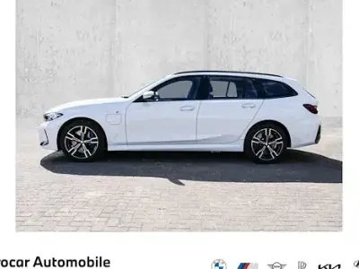 Gebraucht BMW 330e M Sport 292 PS (214 kW) 2025 Weiß Kombi