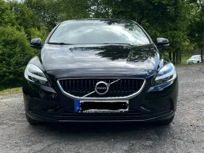 Gebraucht Volvo V40 Momentum 122 PS (89 kW) 2019 Schwarz Limousine