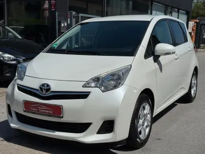 Gebraucht Toyota Verso-S Life 99 PS (72 kW) 2012 Weiß Van / Kleinbus