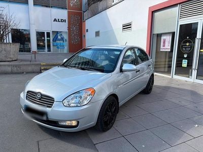 Gebraucht Hyundai Accent 97 PS (71 kW) 2010 Silber Limousine