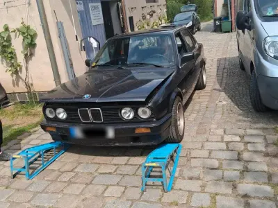 Gebraucht BMW 320 125 PS (91 kW) 1987 Schwarz Limousine