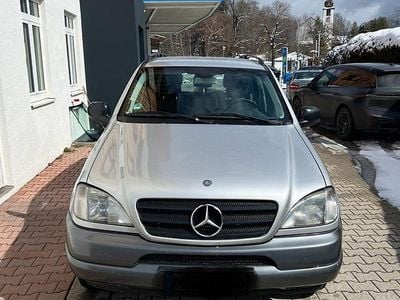 Gebraucht Mercedes ML270 163 PS (119 kW) 2001 Silber SUV