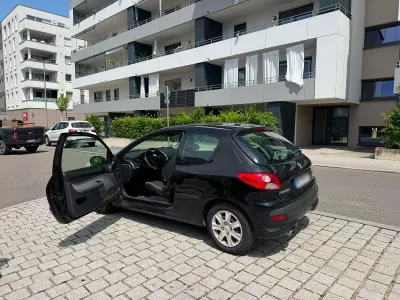 Gebraucht Peugeot 206 75 PS (55 kW) 2009 Schwarz Limousine