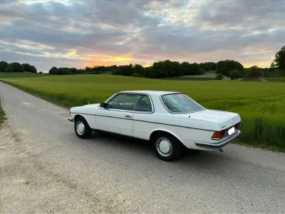 Gebraucht Mercedes 230 136 PS (100 kW) 1982 Weiß Coupé