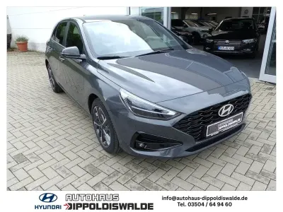 Gebraucht Hyundai i30 Advantage 101 PS (74 kW) 2025 Ecotronic grey / mic Limousine