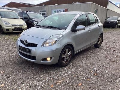 Usata Toyota Yaris 90 CV (66 kW) 2010 Argento Berlina