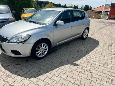 Gebraucht Kia Ceed 90 PS (66 kW) 2009 Silber Kleinwagen