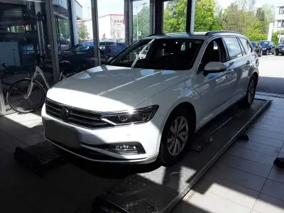 Gebraucht VW Passat Business 150 PS (110 kW) 2023 Gletscherweiß metallic Kombi
