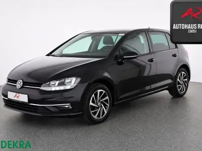 Gebraucht VW Golf VII Comfortline 110 PS (80 kW) 2018 Deep black perleffekt Limousine