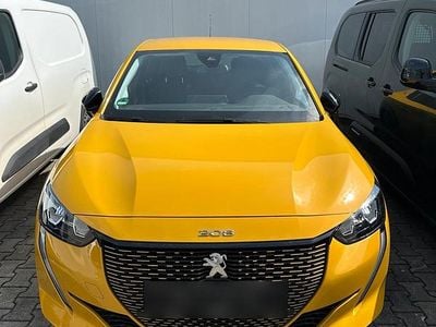 Begagnad Peugeot e-208 Allure 100 kW (136 HK) 2022 Gul Halvkombi