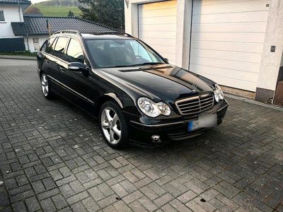 Second-hand Mercedes 220 150 CP (110 kW) 2006 Negru Break