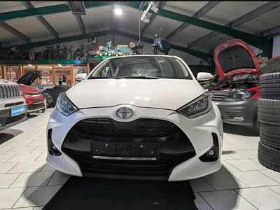 Weiß Gebraucht 2022 Toyota Yaris Team Kleinwagen | 14.990 € (Fairer Preis)