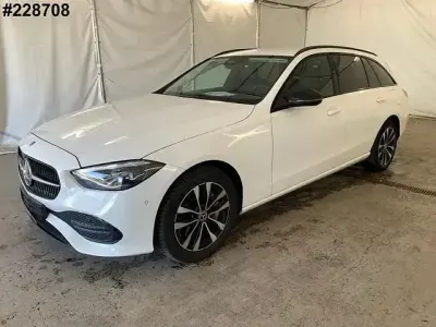 Gebraucht Mercedes C300e 313 PS (230 kW) 2023 Polarweiss  unilack Kombi