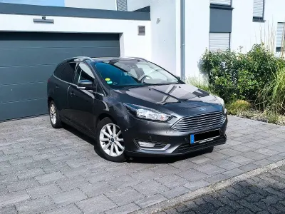 Gebraucht Ford Focus Titanium 120 PS (88 kW) 2017 Grau Kombi
