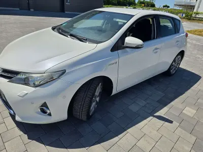 Gebraucht Toyota Auris Hybrid Edition 99 PS (72 kW) 2013 White pearl cs Kleinwagen