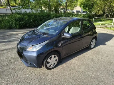 Second-hand Toyota Aygo 70 CP (51 kW) 2014 Albastru Hatchback