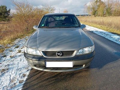Silber Gebraucht 1996 Opel Vectra Limousine | 900 €
