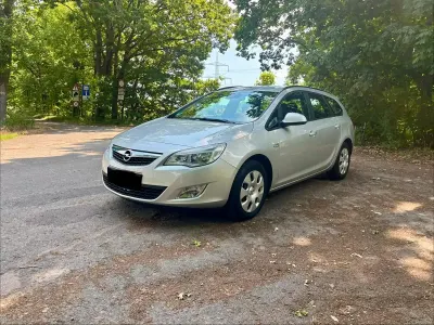 Gebraucht Opel Astra 140 PS (102 kW) 2012 Silber Kombi